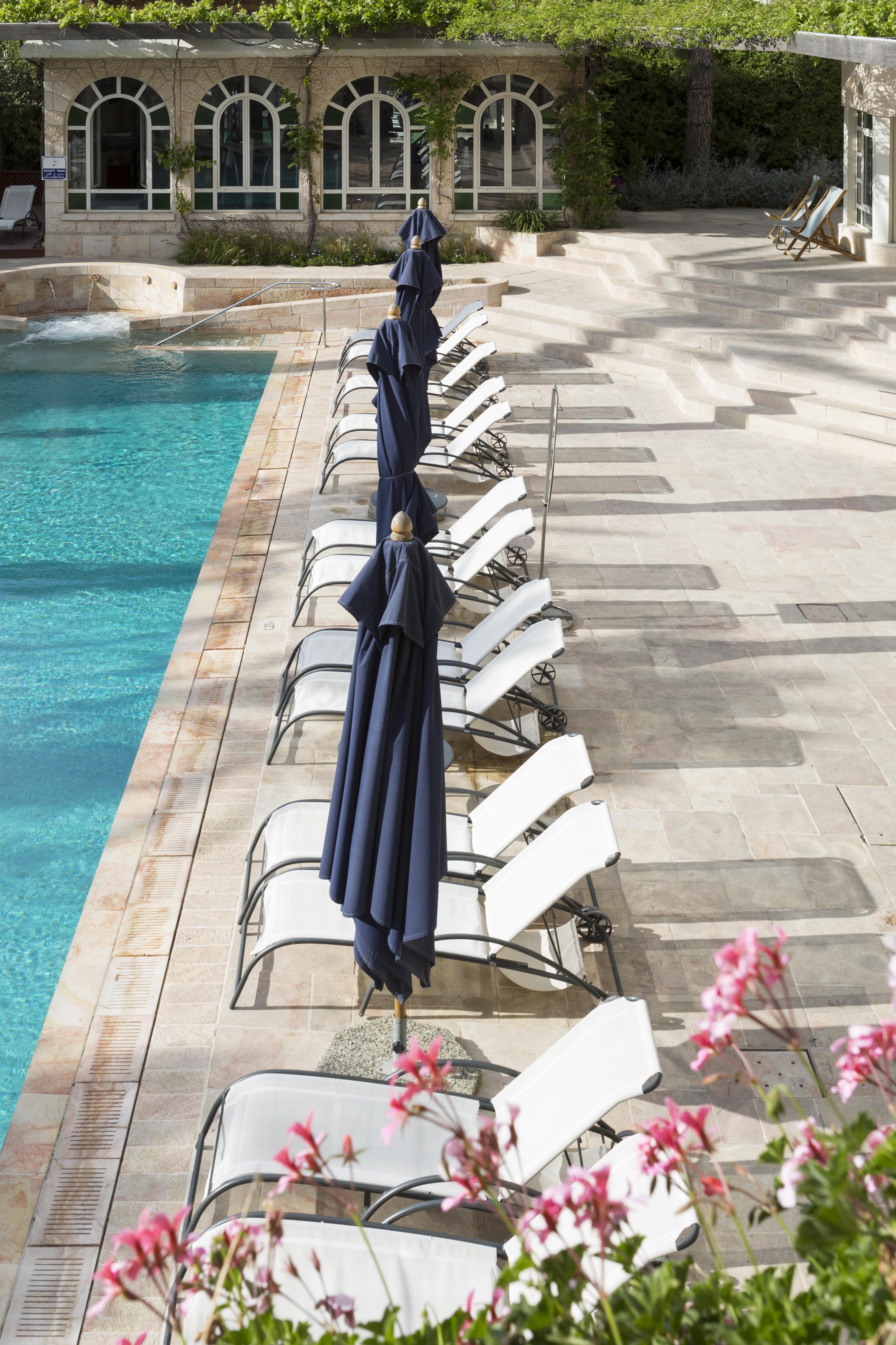 The American Colony Hotel - Small Luxury Hotels Of The World Йерусалим Екстериор снимка A poolside umbrella